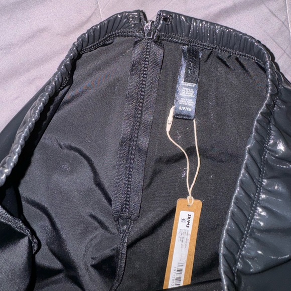 SKIMS VINYL SKIRT - Picture 5 of 13